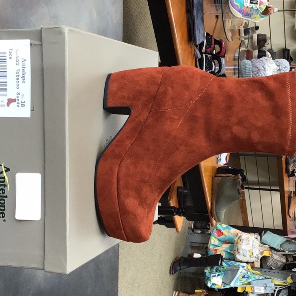 Antelope short tobacco suede boot. Metric sized. 37,38,39,40,